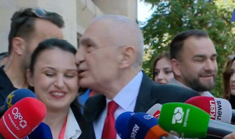Meta puth në faqe anëtaren e PL-së: Punon sa 20 burra bashkë!
