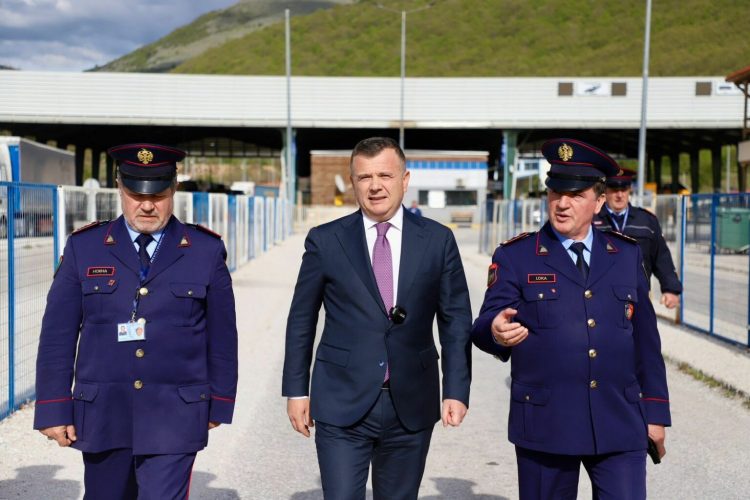 Balla në pikën kufitare të Kapshticës: Të shtohen sportelet gjatë ditëve të Pashkëve Ortodokse