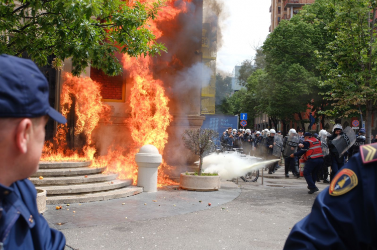 Foto/Protestuesit hedhin sërish bomba molotova para derës së Bashkisë Tiranë 