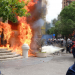 Foto/Protestuesit hedhin sërish bomba molotova para derës së Bashkisë Tiranë 