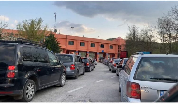 Fluks në Qafë Thanë, shqiptarët kalojnë fundjavën në Maqedoninë e Veriut