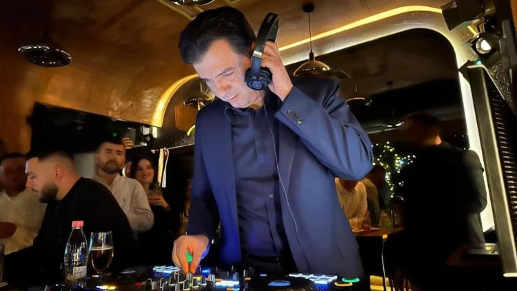 “Muzikën e kam pasion”, Basha rrëfen për jetën e natës në vitet studentore: Si u bëra DJ në Holandë
