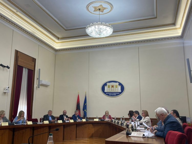 Mandati i Xhaçkës përplas PD me PS. Bardhi: Zbatoni vendimin e Gjykatës Kushtetuese! Nikolla: Do shqyrtohet të hënën 