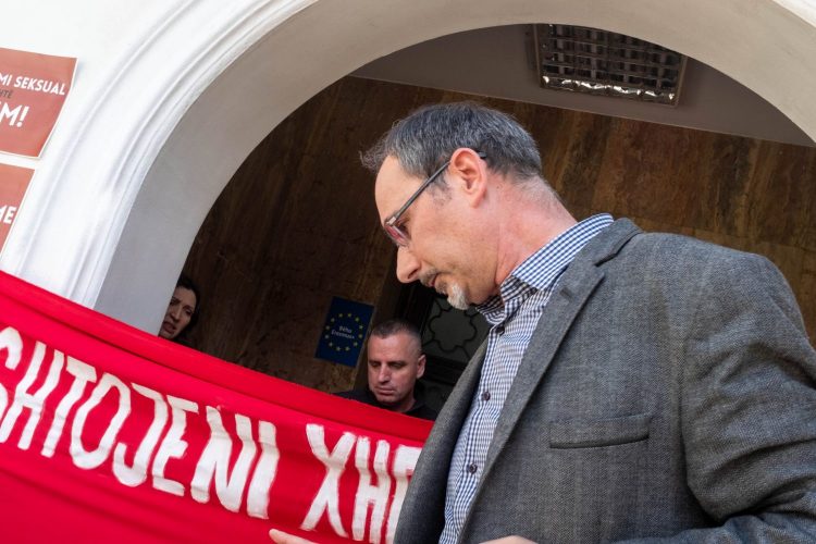 “Do të të bëj masazh”/U akuzua nga studentët për ngacmim seksual, pezullohet nga detyra pedagogu Xhevat Krasniqi