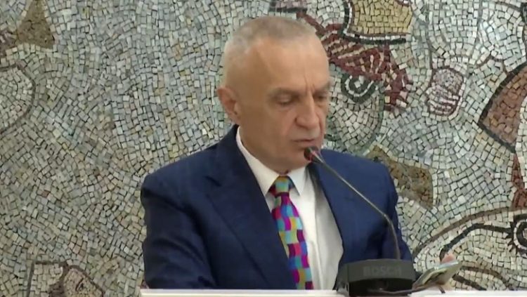 Meta sulmon ish-stafin e tij: Më nxjernin në ca foto si 300 vjeç