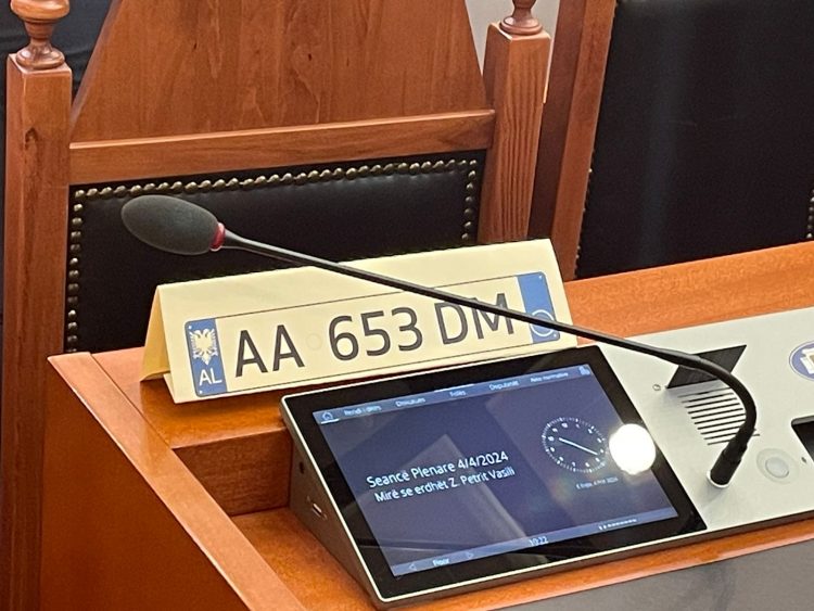 Akuzat ndaj Olsi Ramës/ Deputetët e opozitës mbushin tavolinat me targën e makinës që ai dyshohet të ketë përdorur
