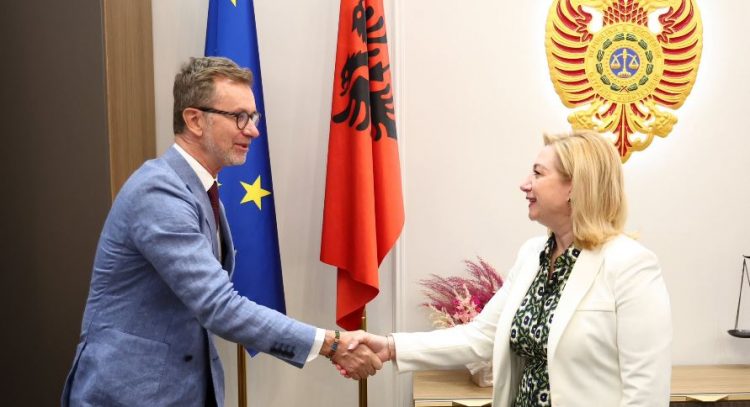 Ambasadori i BE-së takohet me kryetaren e Gjykatës Kushtetuese