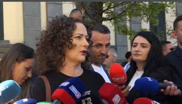 Argita Malltezi në protestën para Bashkisë së Tiranës: Veliaj, kopje e shëmtuar e Ramës