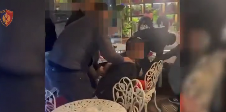 Video/ ‘’Duart lart, shtriu në tokë!’’ Ishte në kërkim për trafik të qenieve njerëzore, arrestohet nga policia 53-vjeçari