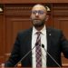 “Modeli i tij i politikës, pazari!” Bardhi ironizon Bashën për Amnistinë: S’përfiton asnjë i dënuar nga GJKKO, falen të gjithë protestuesit