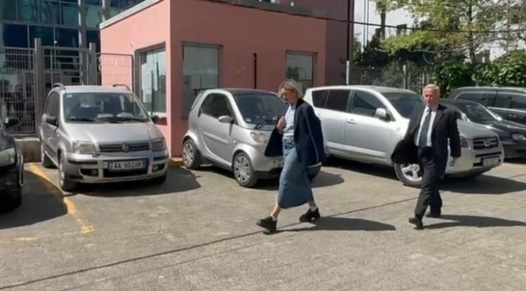 Favorizoi dy ish-drejtorët e bashkisë, paraqitet në SPAK Deborah Keçi 