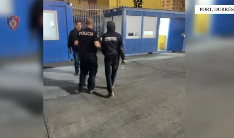 Tentuan të dilnin nga Shqipëria me dokumente false, arrestohen 2 shtetas turq në Portin e Durrësit 