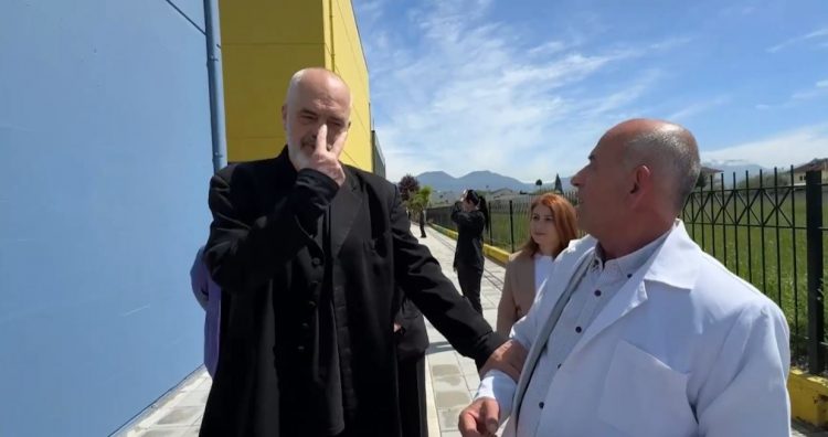 Rama batuta në Kamzë: Kur vinte kryeministri më përpara ia fusnin dy gishtat në sy 