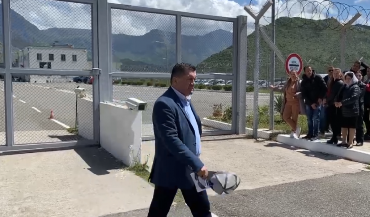 “Mos e provoftë askush”, Fran Frrokaj përfitues i amnistisë. Ja momenti kur del nga burgu (Foto) 