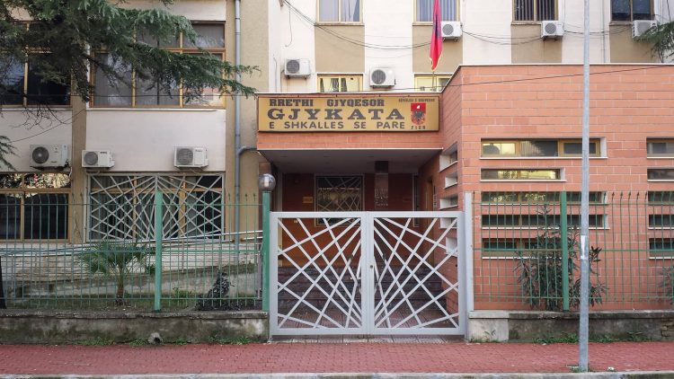 Tentoi të godiste gjykatësen gjatë seancës, Gjykata e Fierit lë në burg 63-vjeçarin