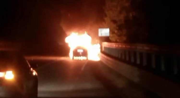 Përfshihet nga flakët automjeti në autostradën Thumanë – Milot