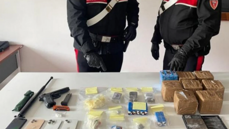 E kishin fshehur kokainën në kavanoz me oriz, arrestohen 3 shqiptarët në Itali