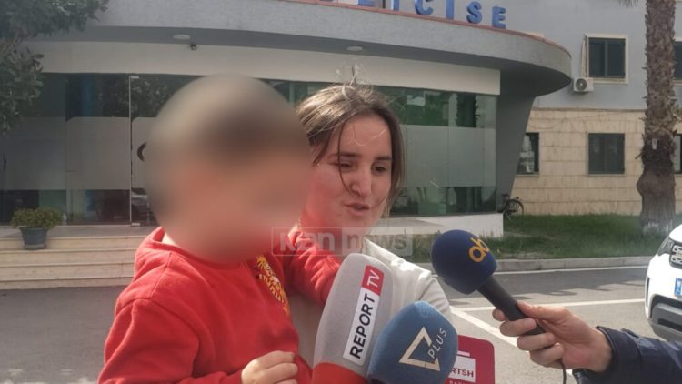 Ia rrëmbyen gjyshërit/Nëna 23-vjeçare flet pas bashkimit me djalin: Çuni është në duar të sigurta! 