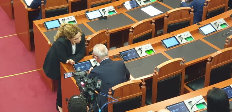 Opozita kërkon heqjen e mandatit, Xhaçka shfaqet në sallën e Kuvendit duke diskutuar me deputetin e PS 