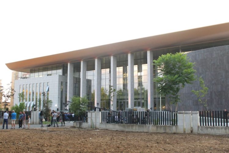 Kandidatët për prokuror në shkollën e Magjistraturës dalin në protestë, kërkojnë anulimin e fazës së parë të provimit
