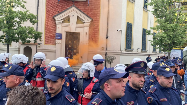 Video/Tensionohet protesta, hidhet molotov para Bashkisë së Tiranës 