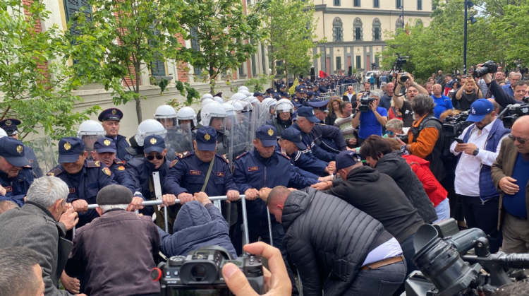 Tensionohet protesta/Protestuesit rrëzojnë barrierën metalike dhe tentojnë të futen në Bashkinë e Tiranës