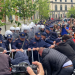 Tensionohet protesta/Protestuesit rrëzojnë barrierën metalike dhe tentojnë të futen në Bashkinë e Tiranës 