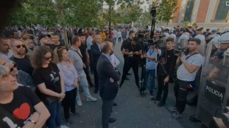 Tensione midis protestuesve dhe policisë, Gazment Bardhi: Policia nuk lejon këshilltarët të futen në godinë