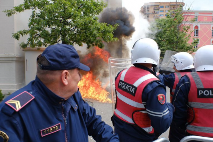 Foto/Protestuesit hedhin sërish bomba molotova para derës së Bashkisë Tiranë 