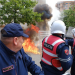 Foto/Protestuesit hedhin sërish bomba molotova para derës së Bashkisë Tiranë