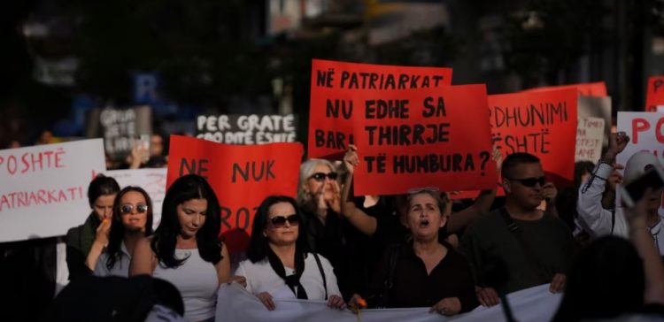 Qytetarët në Prishtinë dalin në protestë për vrasjen e një gruaje 21-vjeçare nga ish-bashkëshorti