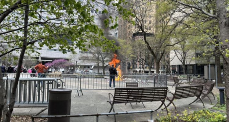 SHBA, një person i vë flakën vetes jashtë gjykatës ku po mbahet gjyqi për Trump