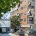 Foto/Rrëzohet shtylla e energjisë elektrike në Tiranë, bie mbi një makinë 
