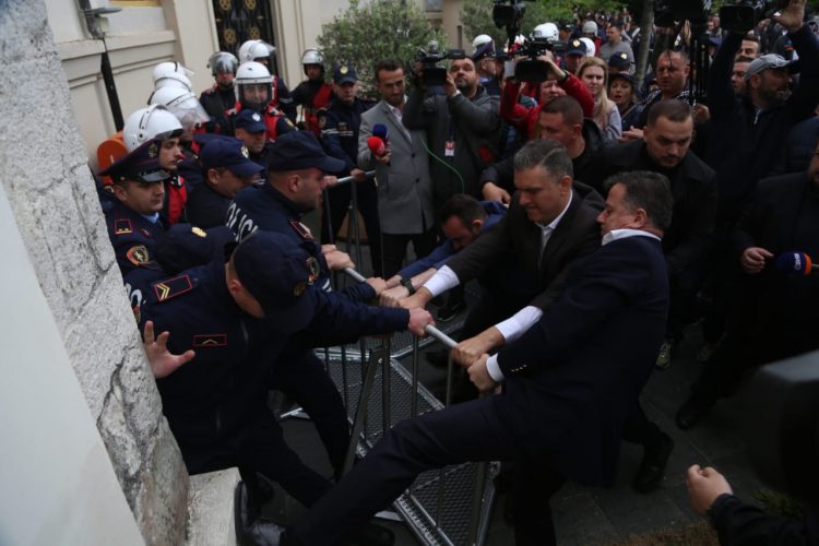 Protesta e dhunshme para Bashkisë së Tiranës, Policia procedon Tedi Blushin dhe Klevis Balliun