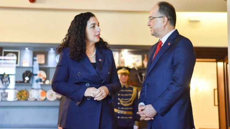 Presidenti Begaj vizitë në Kosovë, takim kokë më kokë me Vjosa Osmanin 