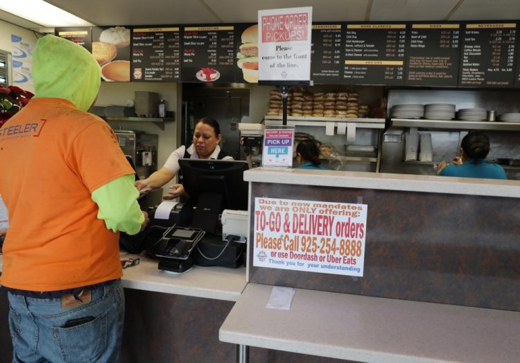 Kaliforni/ Hyn në fuqi paga minimale 20 dollarë në orë për punonjësit e industrisë së ushqimit të çastit