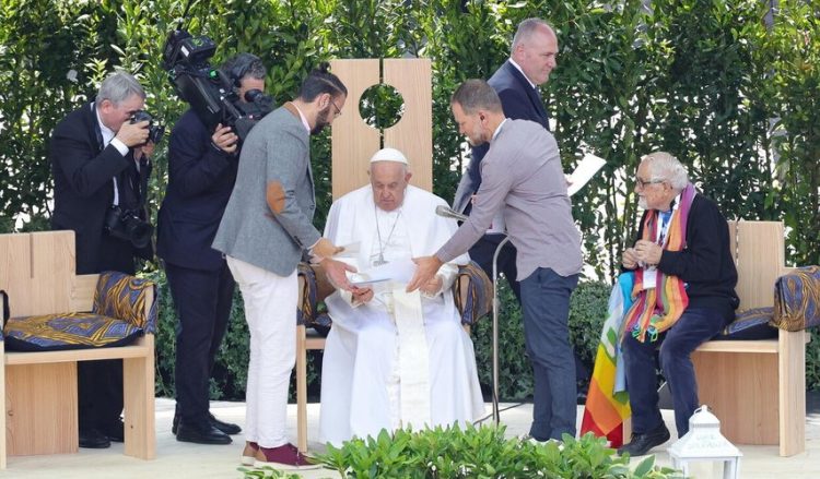 Mesazh paqe, një izraelit dhe një palestinez përqafohen me njëri-tjetrin para Papa Françeskut