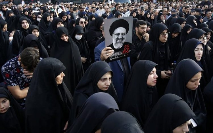 Funerali i Ebrahim Raisit/ Nis marshimi në Tabriz, turma njerëzish mblidhen në sheshin qendror