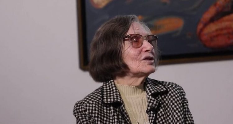 Liljana Çefa, mësuesja e dy brezave të piktorëve që vijon t’u japë jetë telajove të bardha