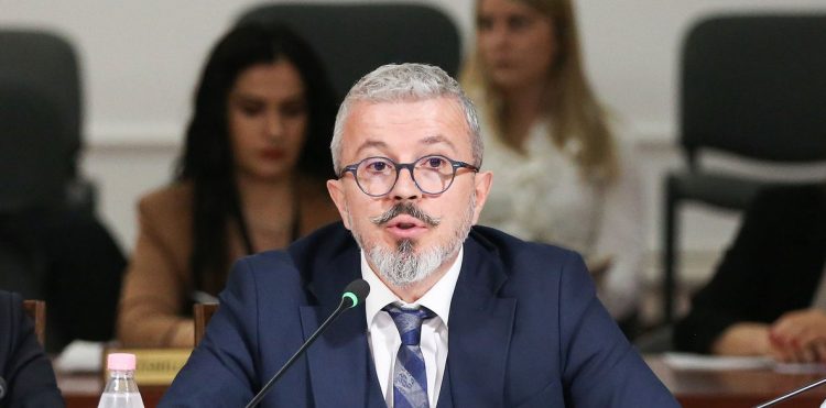 15 vite jashtë drejtësisë/ Reagon për herë të parë Alfred Balla