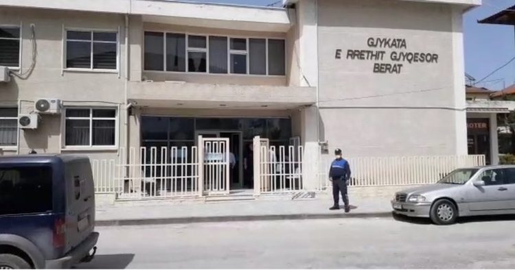 Trafikoi nusen e djalit për prostitucion në Itali, Gjykata e Beratit dënon me 17 vite burg vjehrrën