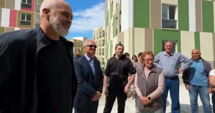Rindërtimi në Krujë/ Rama pritet me përqafime nga banorja, batutat mes tyre: Ku je o ta shtoftë Zoti jetën