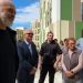 Rindërtimi në Krujë/ Rama pritet me përqafime nga banorja, batutat mes tyre: Ku je o ta shtoftë Zoti jetën