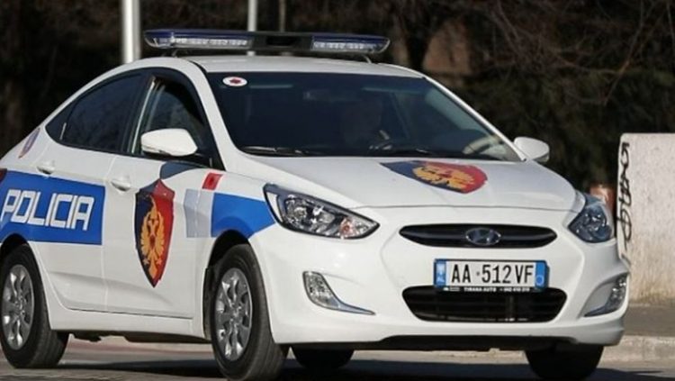 Lushnje/ Vajza e divorcuar i shkoi në shtëpi, babai e qëllon me armë dhe më pas vret veten