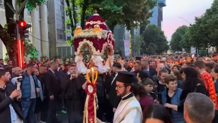 Sot “E Premtja e Zezë”/ Besimtarët ortodoksë në Tiranë dhe qytete të tjera përkujtojnë Kryqëzimin e Krishtit