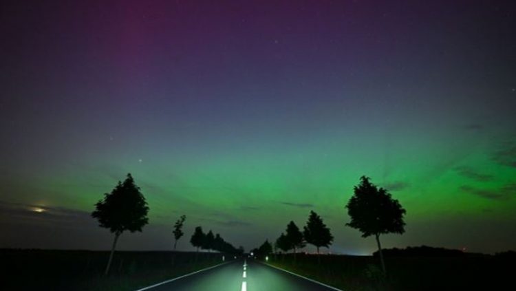 Toka goditet nga stuhia diellore, aurorat ndriçojnë qiellin