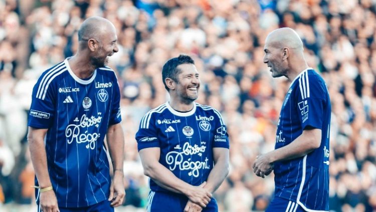 VIDEO/ Zidane zbret në fushë në moshën 52-vjeçare dhe dhuron spektakël