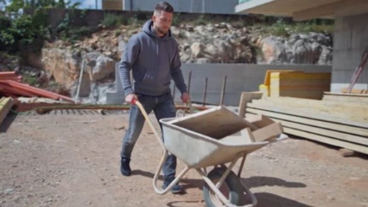 Në 2017 punonte në ndërtim, dje mori ftesën nga Kroacia! Kush është sulmuesi që do sfidojë Shqipërinë në Euro 2024?