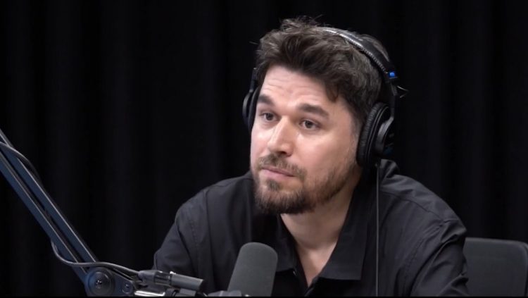 “20 orë në det në anijen me 400 veta, për 2 javë familja s’dinte asgjë! Alban Skënderaj tregon udhëtimin në Itali në vitin 1997 