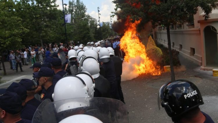 Molotov pranë gazetarëve në protestën e opozitës, reagon AMA: E papranueshme!